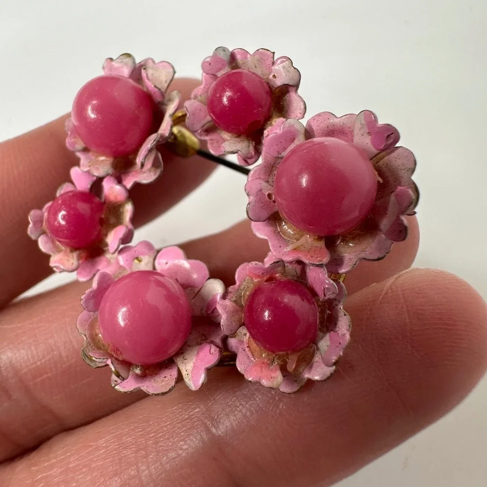 Vtg Pink Enamel Flower Wreath Brooch Gold Tone Plastic Beads Pin Spring Kitsch